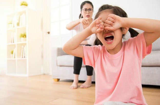 Không muốn con kém cỏi, tự ti thì bố mẹ phải tránh 4 tật xấu