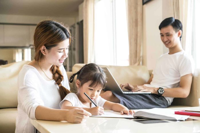 Không muốn con kém cỏi, tự ti thì bố mẹ phải tránh 4 tật xấu