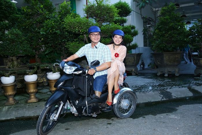 Chuyện tình lãng mạn của NTK áo dài và kình ngư không chân