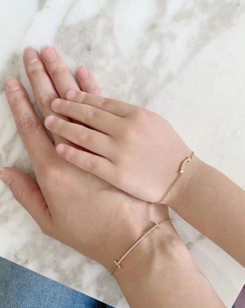 Lâm Tâm Như bị chỉ trích vì tặng đồ hiệu cho con gái 3 tuổi