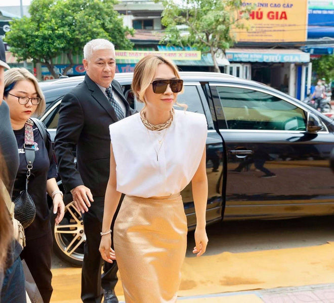 “Lão Phật gia” được Mỹ Tâm gọi là bố: Có công ty vệ sĩ 2500 nhân viên