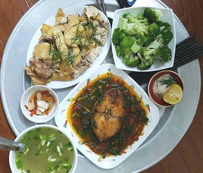 Đựng canh nóng trong tô nhựa: Cô gái bị người yêu giận, đạp đổ mâm cơm