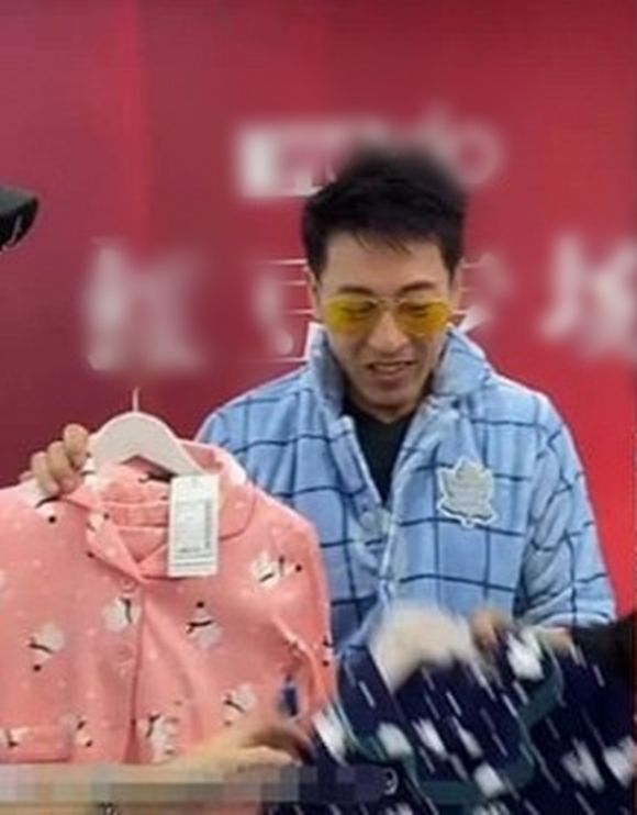 Lữ Tụng Hiền livestream bán hàng online