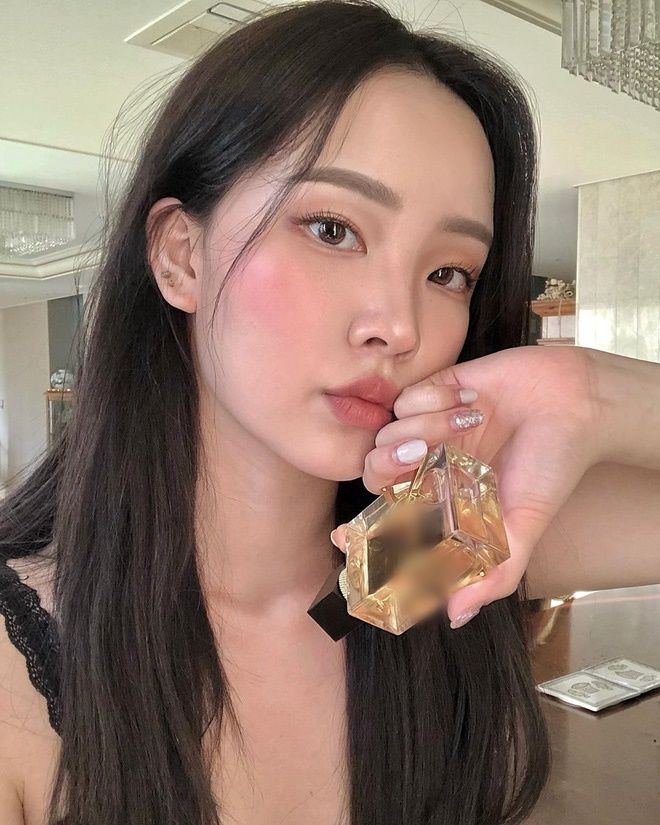 Mẹo giúp nước hoa lưu hương suốt cả ngày dài: Xịt đúng vị trí “vàng”