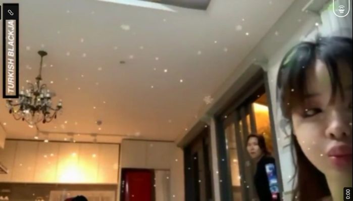 Một mình nuôi cả công ty, Park Bom vẫn bị quát mắng không thương tiếc