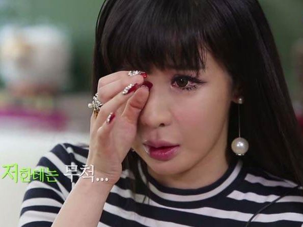 Một mình nuôi cả công ty, Park Bom vẫn bị quát mắng không thương tiếc