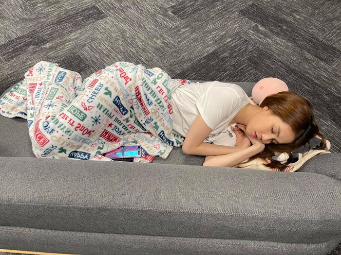 Mỹ nhân Việt bị chụp lén khi ngủ: Ngọc Trinh sở hữu khoảnh khắc để đời