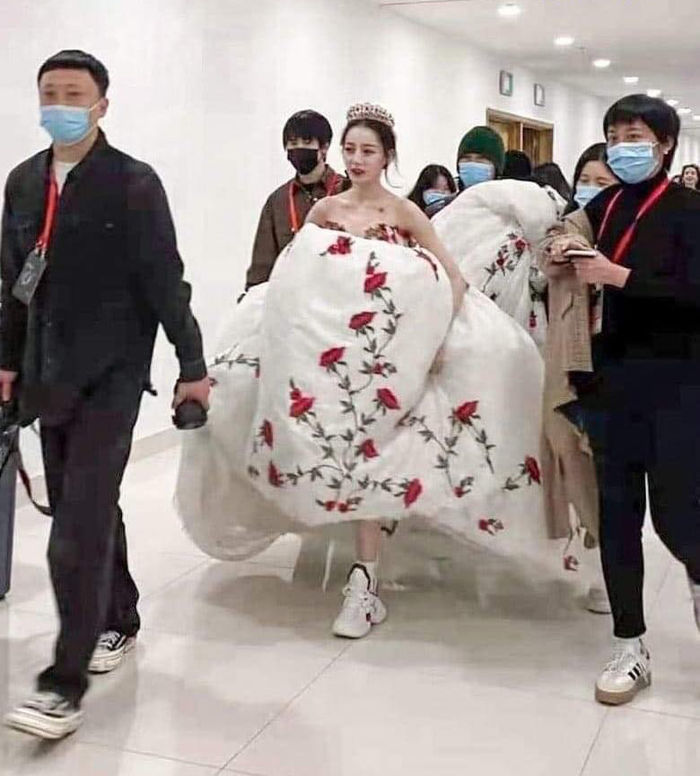 Mỹ nhân xứ Trung lăng xê mốt đi giày thể thao với đầm dạ hội