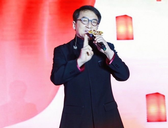 Thành Long cùng các nghệ sĩ Cbiz chấp nhận đi hát hội chợ