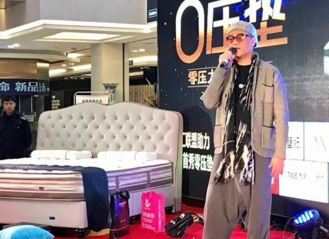 Thành Long cùng các nghệ sĩ Cbiz chấp nhận đi hát hội chợ