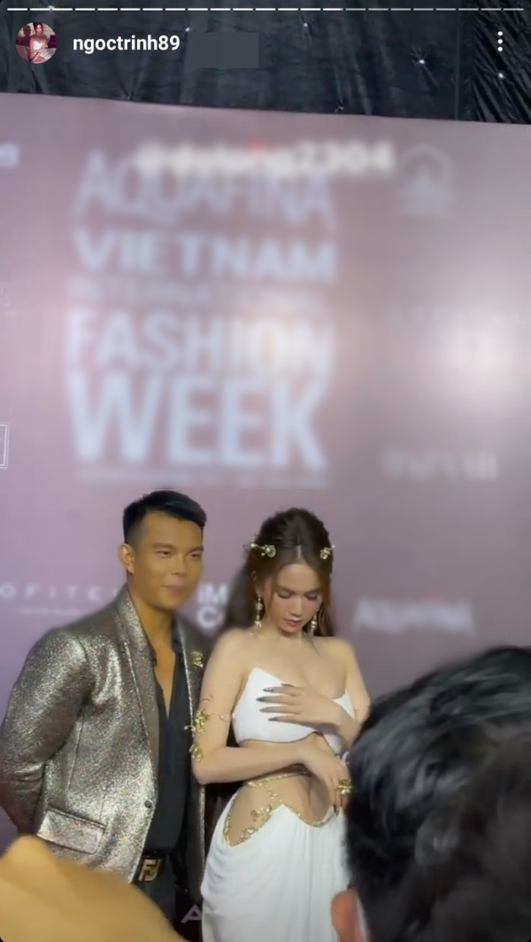 Ngọc Trinh vô tư chỉnh váy áo nơi đông người