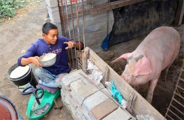 Dùng bánh xe làm chân giả, người đàn ông rong ruổi sửa giày kiếm tiền