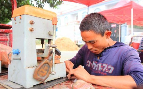 Dùng bánh xe làm chân giả, người đàn ông rong ruổi sửa giày kiếm tiền