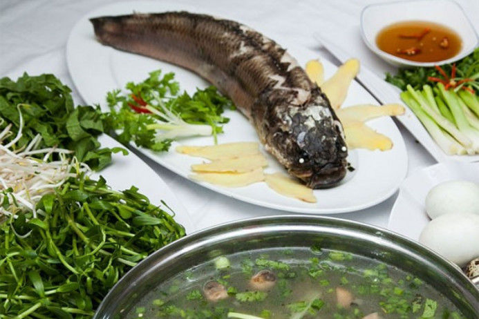 Người yêu gỡ xương cá, đút tận mồm bạn thân, cô gái giận đòi chia tay