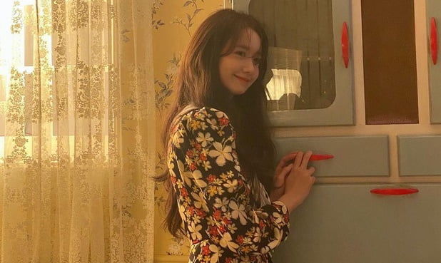 Nhá hàng ảnh hậu trường tạp chí, Yoona khoe nhan sắc tựa nàng thơ