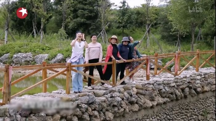 5 phụ nữ độc thân U60 mua nhà ở chung, ngày làm đẹp, tối nướng BBQ