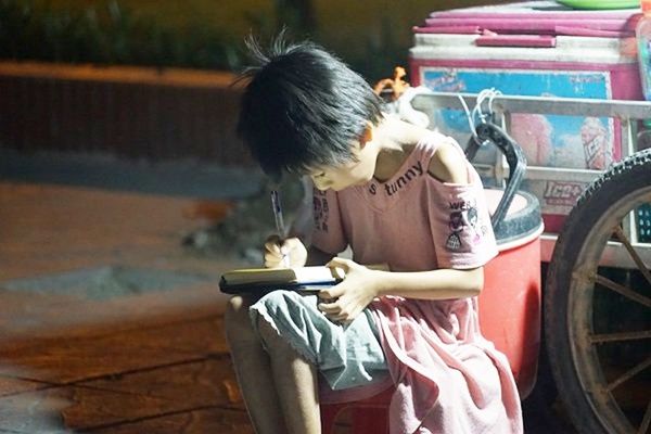 Cô gái 28 tuổi nhận nuôi bé gái lở loét mặc bố mẹ ngăn cản