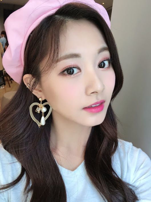 Phóng viên Hàn chỉ ra 3 idol ngoài đời ăn đứt trên hình