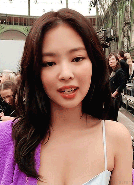 Phóng viên Hàn chỉ ra 3 idol ngoài đời ăn đứt trên hình