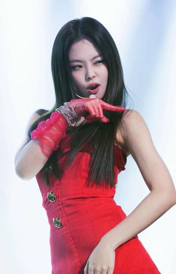 Phóng viên Hàn chỉ ra 3 idol ngoài đời ăn đứt trên hình