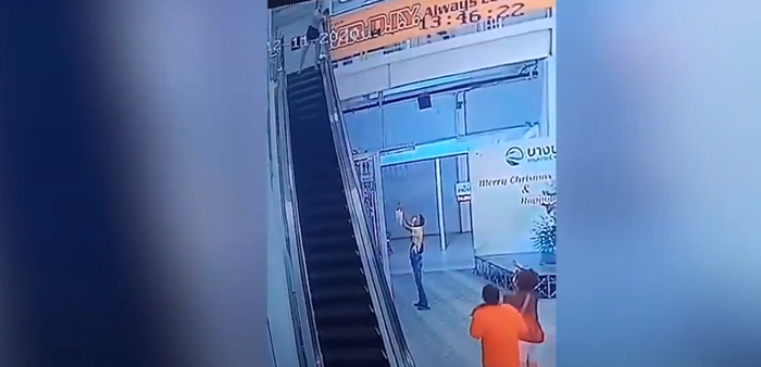 Quá nguy hiểm: Đi chơi siêu thị, bé trai bị thang cuốn kéo lên cao