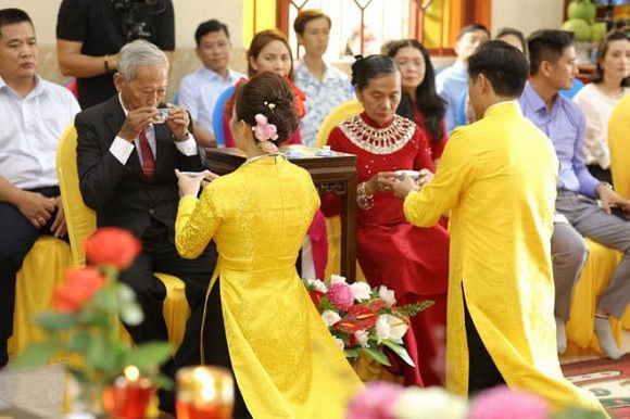 Quý Bình và vợ doanh nhân làm lễ Hằng thuận sau 3 năm hẹn hò