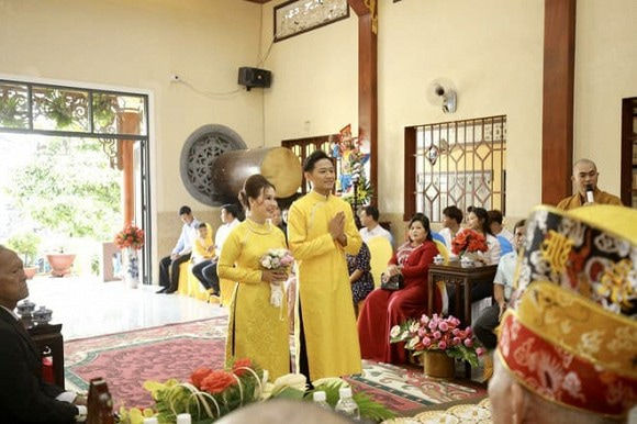 Quý Bình và vợ doanh nhân làm lễ Hằng thuận sau 3 năm hẹn hò