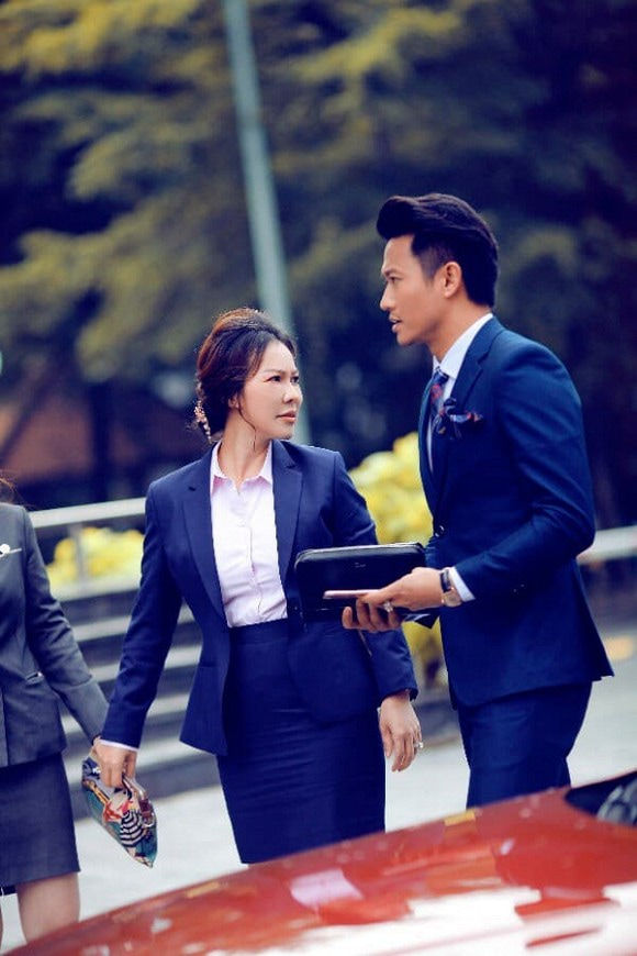 Quý Bình và vợ doanh nhân làm lễ Hằng thuận sau 3 năm hẹn hò