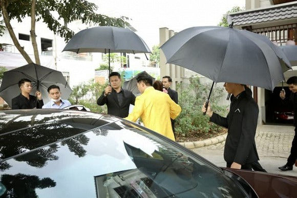 Quý Bình và vợ doanh nhân làm lễ Hằng thuận sau 3 năm hẹn hò