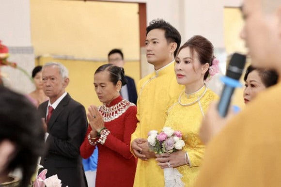 Quý Bình và vợ doanh nhân làm lễ Hằng thuận sau 3 năm hẹn hò