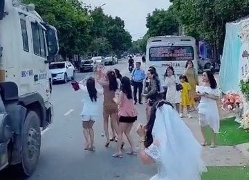 Dựng rạp cưới lấn đường, khách suýt gặp tai nạn vì sang đường chụp ảnh