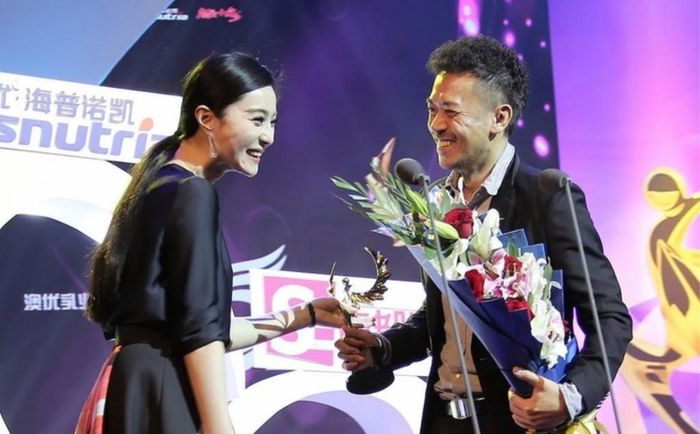 Sao Cbiz chạm mặt tình cũ: Hồ Ca nhìn lén, Đặng Siêu chỉ biết cười trừ