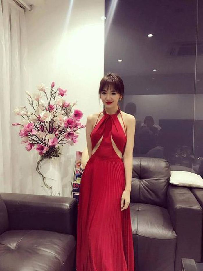 Sao Việt bắt trend khoe chân ngực: Linh Chi - Ngân 98 bị la ó phản cảm