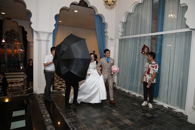 Sao Việt thuê vệ sĩ che dù ngụy trang trong đám cưới