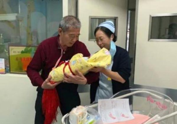 Sinh con ở tuổi 67, sản phụ bị con gái lớn từ mặt vì xấu hổ