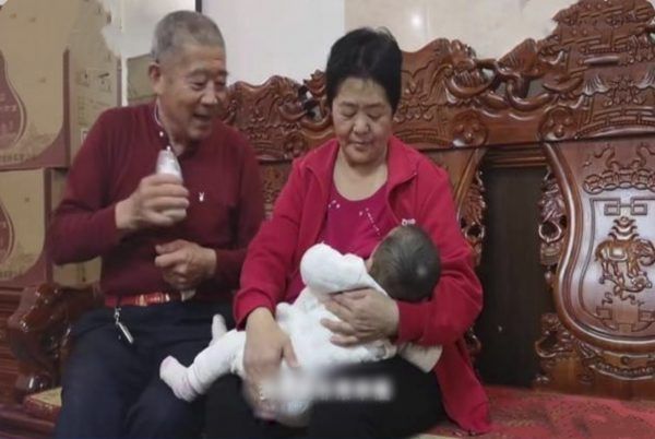 Sinh con ở tuổi 67, sản phụ bị con gái lớn từ mặt vì xấu hổ