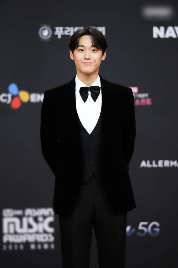 Bạn gái Lee Kwang Soo chiếm spotlight thảm đỏ MAMA 2020