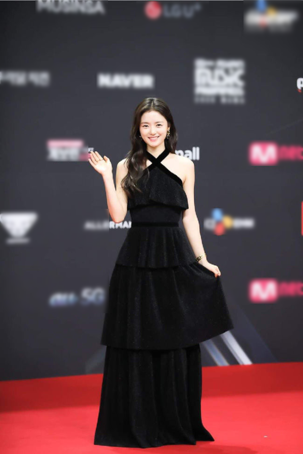 Bạn gái Lee Kwang Soo chiếm spotlight thảm đỏ MAMA 2020