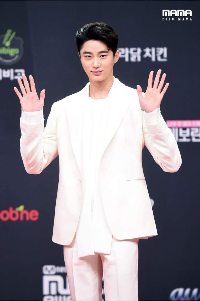 Bạn gái Lee Kwang Soo chiếm spotlight thảm đỏ MAMA 2020