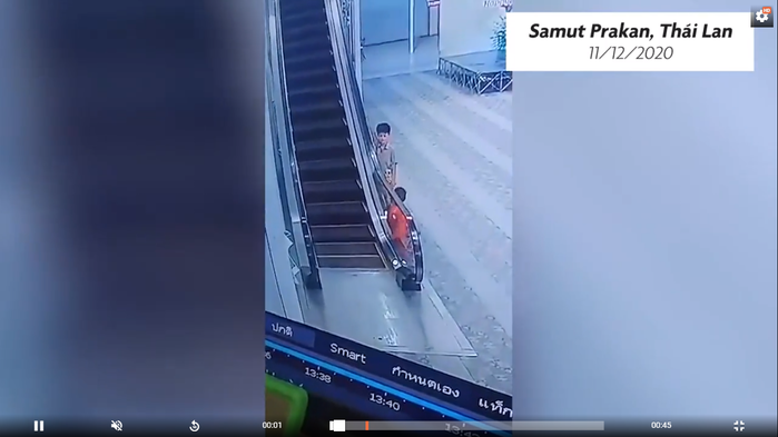 Quá nguy hiểm: Đi chơi siêu thị, bé trai bị thang cuốn kéo lên cao