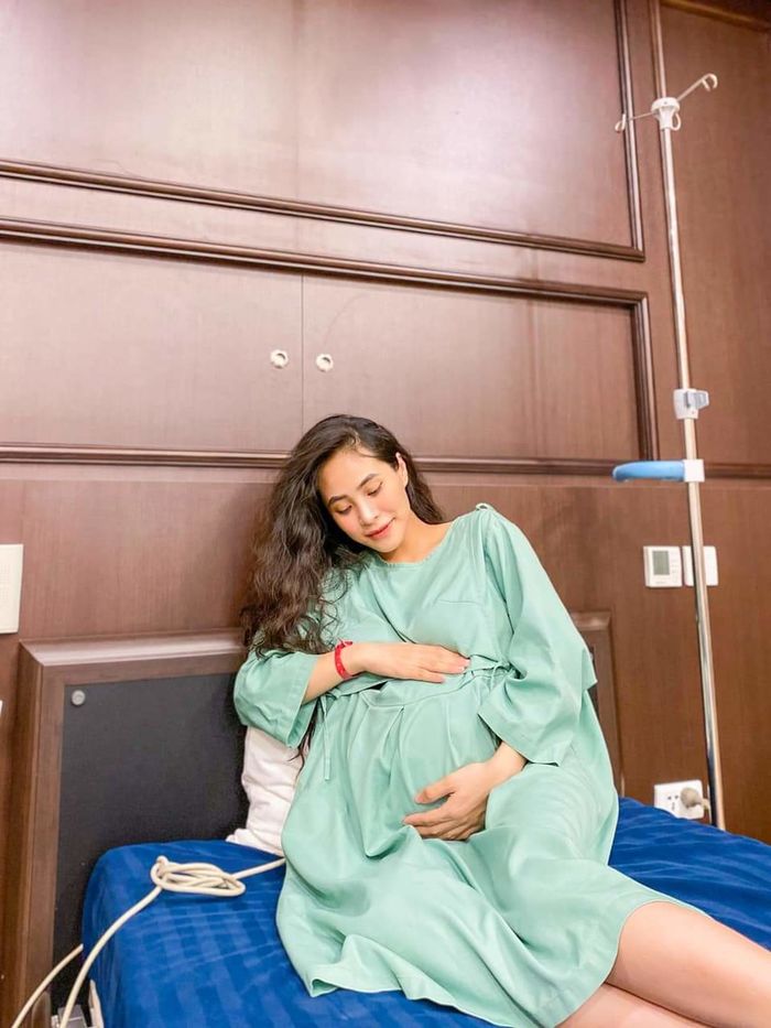 9 tháng bầu: Kiều Anh ăn mặc giấu bụng đỉnh cao, sinh con không ai hay