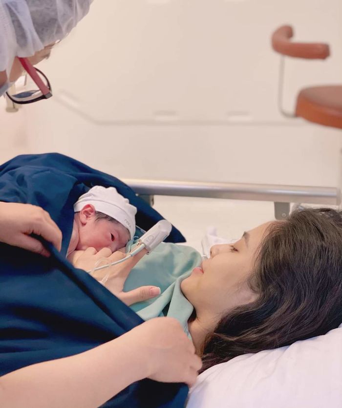 9 tháng bầu: Kiều Anh ăn mặc giấu bụng đỉnh cao, sinh con không ai hay