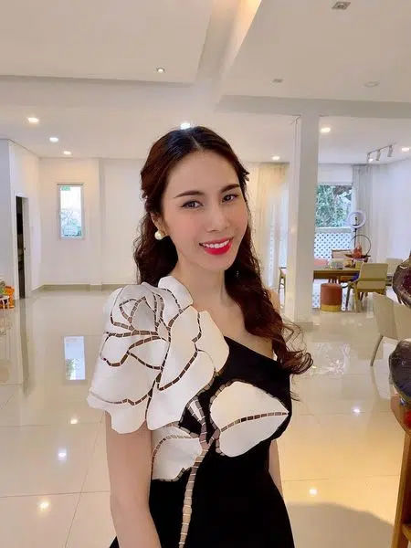 Thủy Tiên lên tiếng khi để lộ gương mặt nhọn hoắt