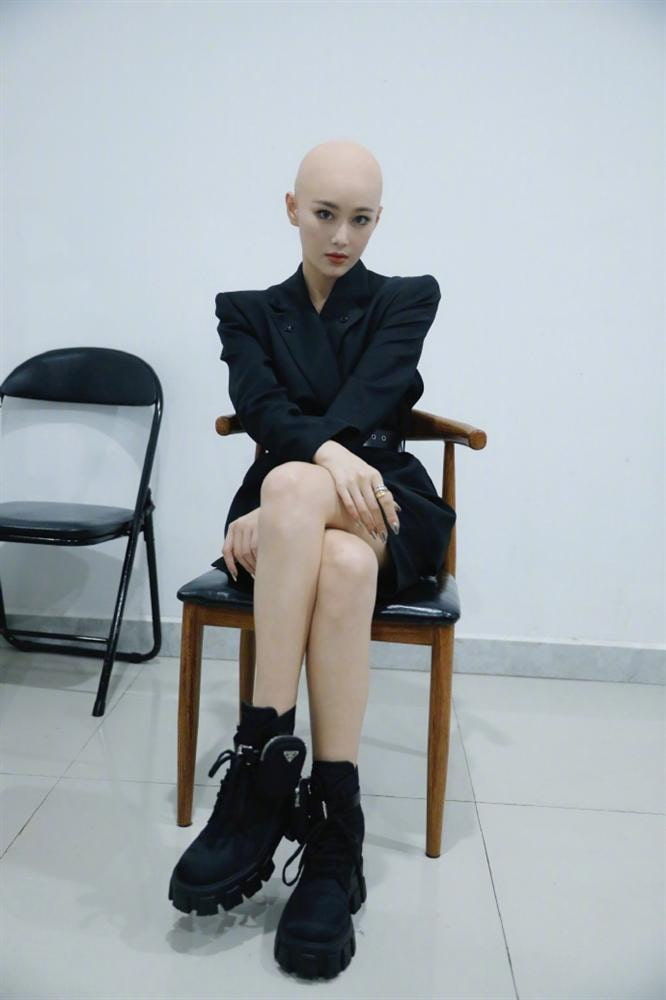 Tình địch của Phạm Băng Băng bất ngờ cạo đầu trọc