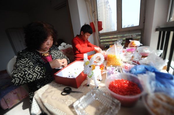Yêu cụ bà U70, chàng trai 28 tuổi mua nhà tặng tình già làm tin