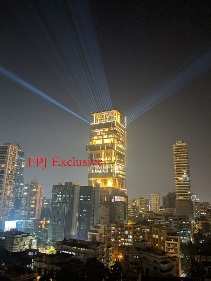 Gia tộc giàu nhất châu Á lên màu tòa nhà 27 tầng đón cháu trai
