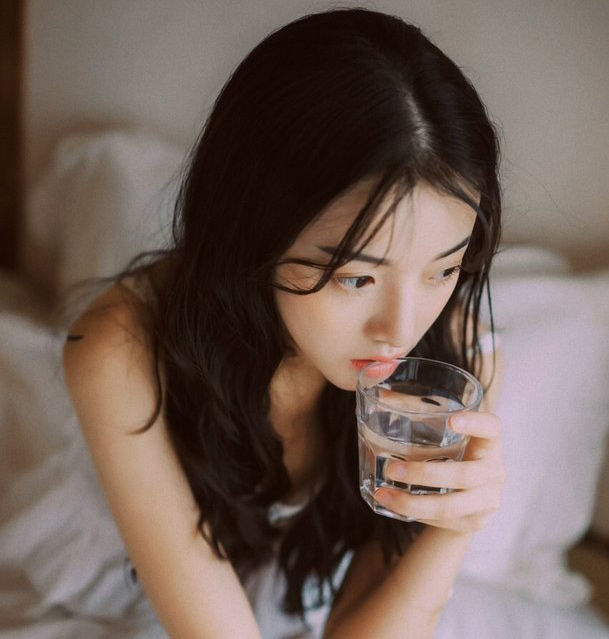 Chuyên gia chỉ ra 6 lợi ích vàng khi bạn uống nước lọc lúc bụng rỗng