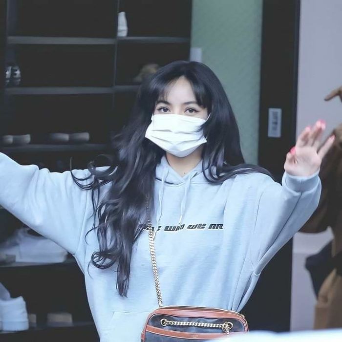 Vén “tóc mái 200 tỷ”, Lisa (BLACKPINK) ngay lập tức leo top trending
