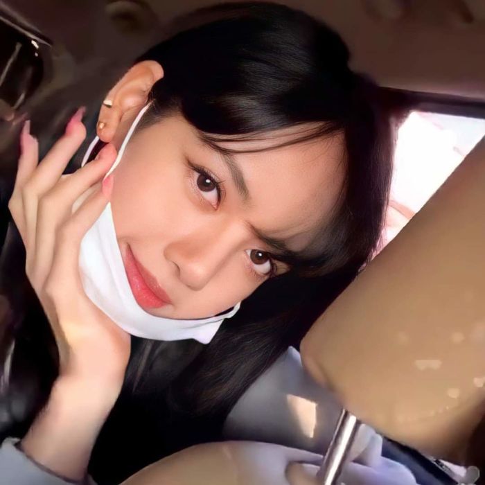 Vén “tóc mái 200 tỷ”, Lisa (BLACKPINK) ngay lập tức leo top trending