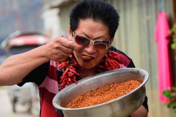 Vua ăn cay ở Trung Quốc ăn 5 lạng ớt/ngày, nhâm nhi ớt như ăn hạt dưa
